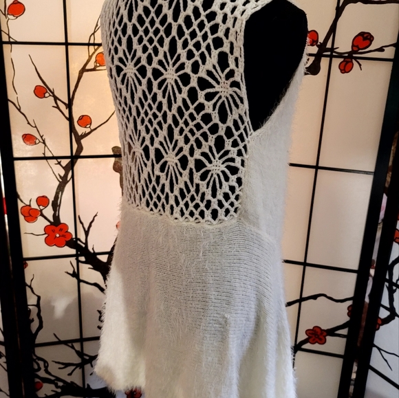JEANINE PIERRE FUZZY CREAMY LADIES VEST WITH CROCHET BACK/SIZE MEDIUM/ELEGANT - Picture 8 of 13